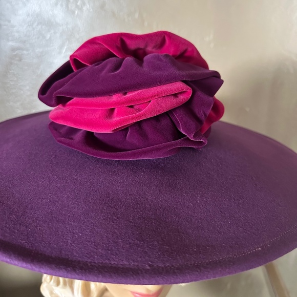 DESIGNER 1940s\' PURPLE FELT WIDE BRIM HAT -  PURPLE/FUCHSIA DRAPED VELVETY TRIM main image 5